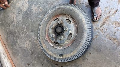 喝个午茶却遭横祸 罗里车轮飞脱砸1车1摩托