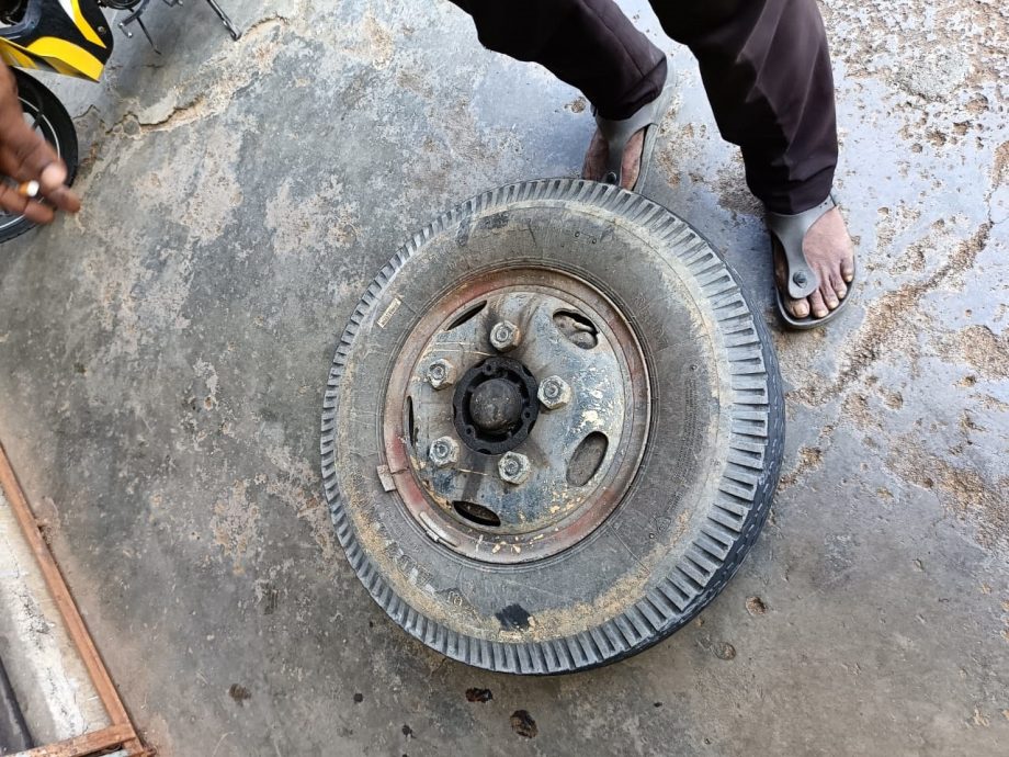 **已签发**柔:喝个午茶却遭横祸 罗里车轮飞脱砸1车1摩托