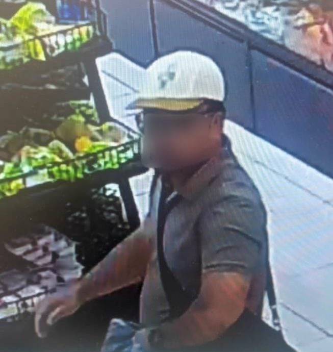 **已签发**柔:头条之一:后拉式购物篮手袋被“顺走” 80岁狮城夫妻手机护照失窃