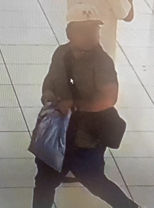 **已签发**柔:头条之一:后拉式购物篮手袋被“顺走” 80岁狮城夫妻手机护照失窃