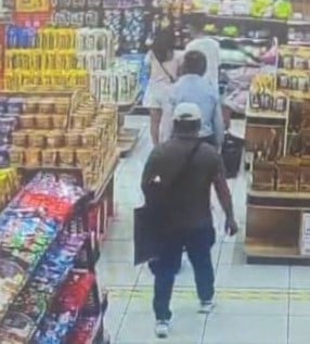 **已签发**柔:头条之一:后拉式购物篮手袋被“顺走” 80岁狮城夫妻手机护照失窃