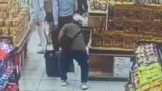 视频 | 后拉式购物篮手袋被“顺走”  80岁狮城夫妻手机护照失窃