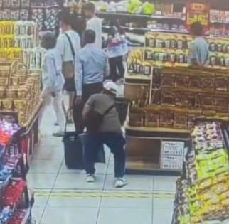 **已签发**柔:头条之一:后拉式购物篮手袋被“顺走” 80岁狮城夫妻手机护照失窃