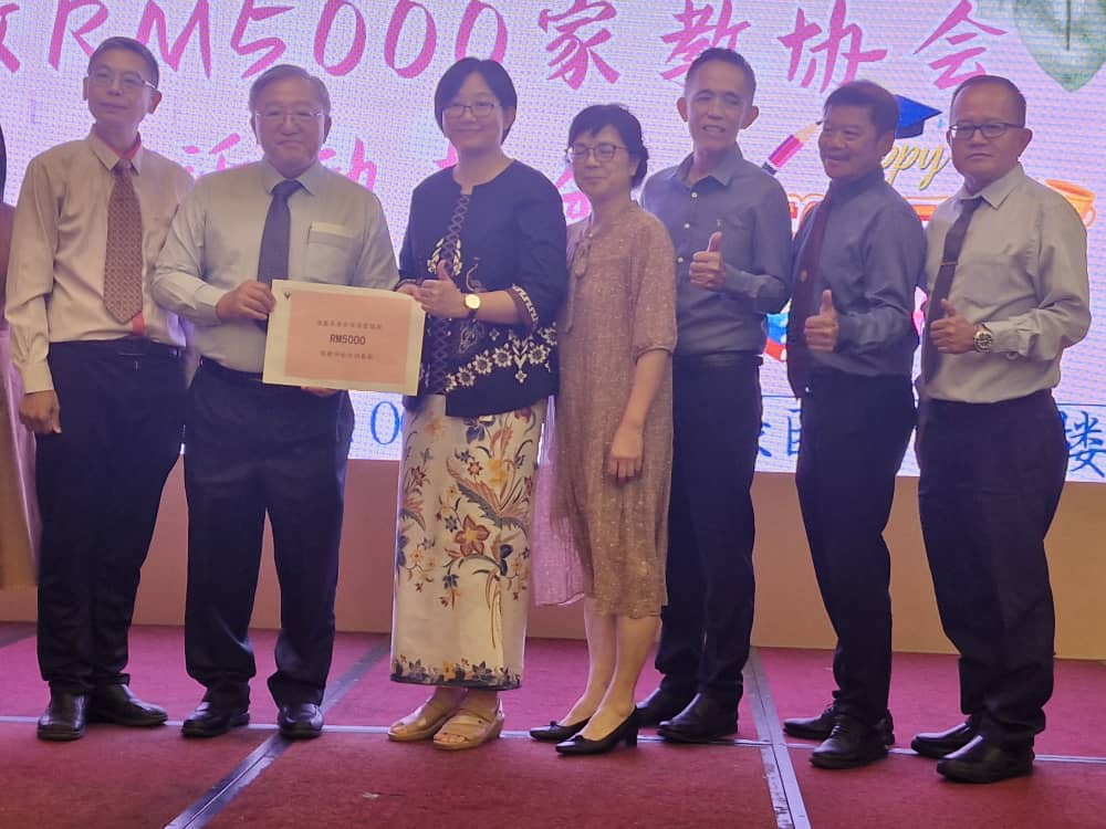 **已签发**柔：头条之一：銮中英华小谢师宴   邱志鸿鼓励学生勇敢追梦