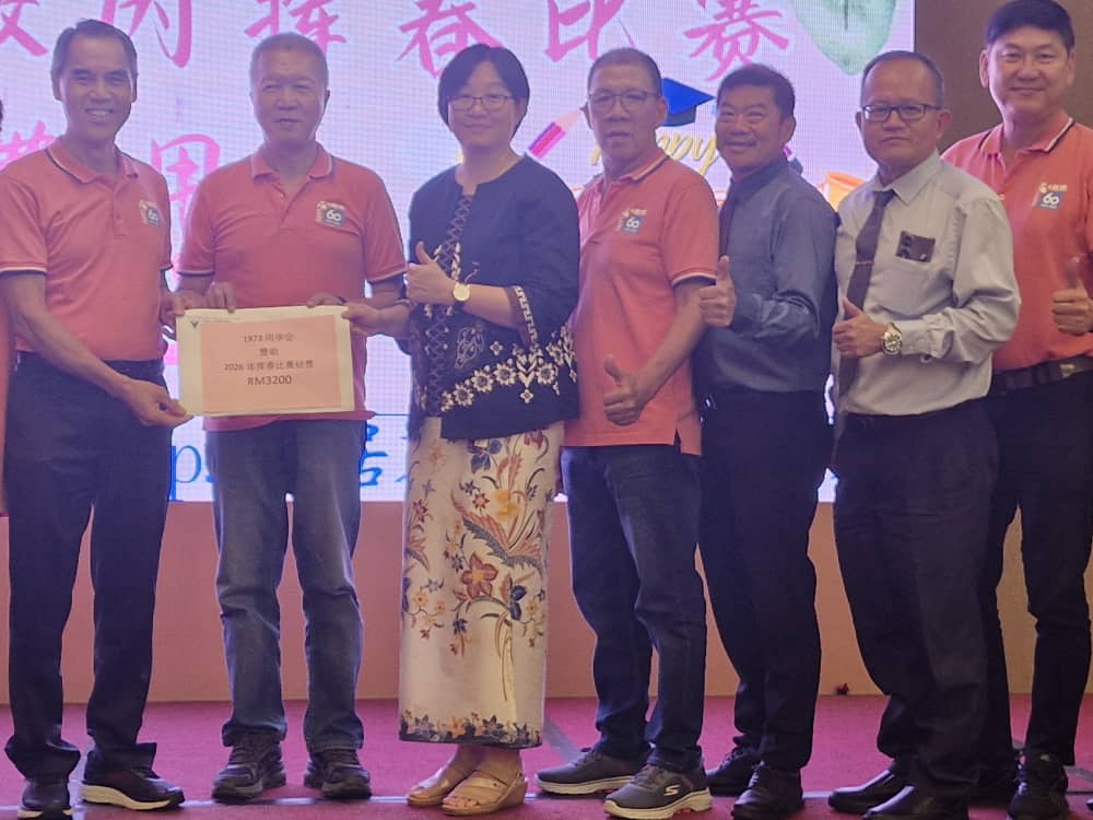 **已签发**柔：头条之一：銮中英华小谢师宴   邱志鸿鼓励学生勇敢追梦