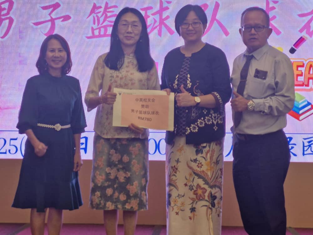 **已签发**柔：头条之一：銮中英华小谢师宴   邱志鸿鼓励学生勇敢追梦