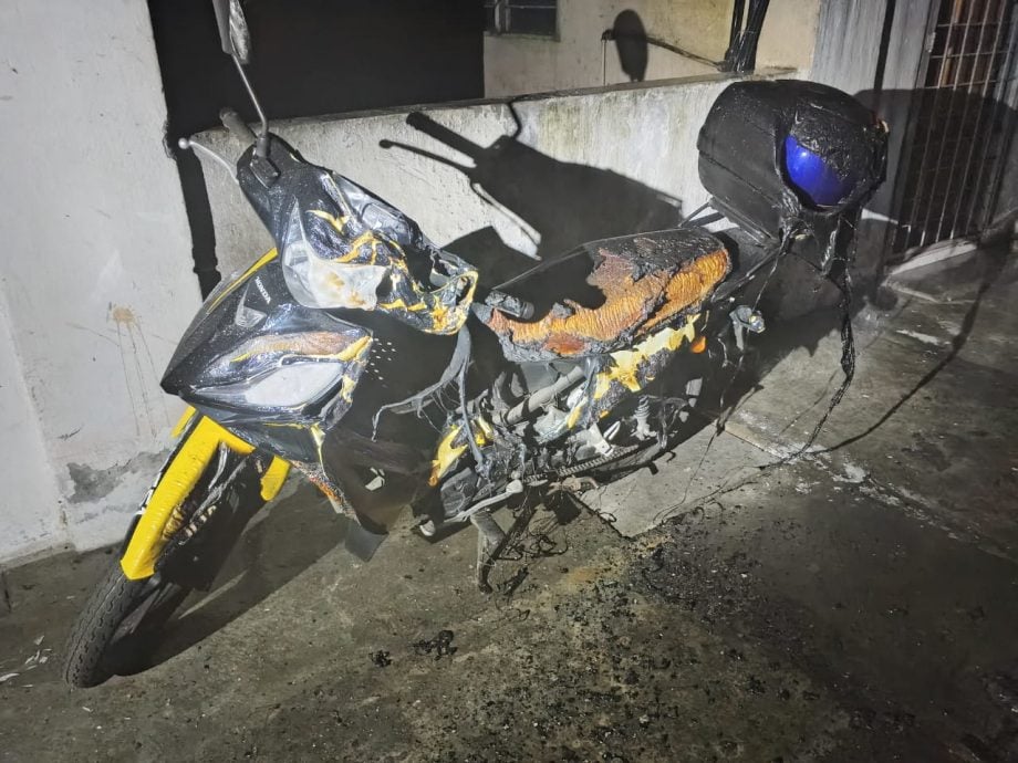 **已签发**柔:头条之一:銮哈芝马南组屋火灾 烧毁4摩托车幸无人伤