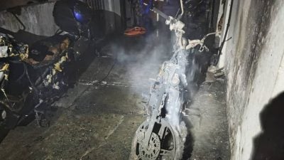 哈芝马南L座组屋底层  凌晨起火烧毁4摩托