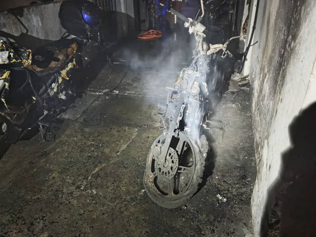 **已签发**柔:头条之一:銮哈芝马南组屋火灾 烧毁4摩托车幸无人伤