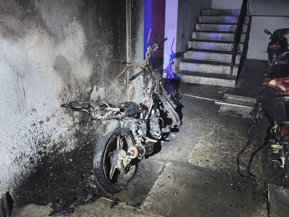 **已签发**柔:头条之一:銮哈芝马南组屋火灾 烧毁4摩托车幸无人伤