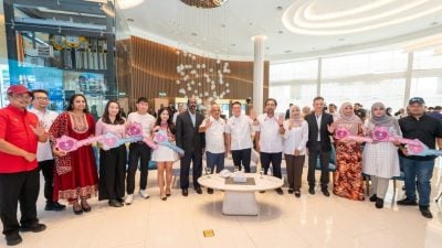 MB World金凤湾首期落成 房地部长亲交模拟钥匙