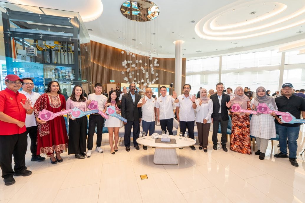 **已签发**柔:市场情报:MB World金凤湾首期落成 房地部长亲交模拟钥匙