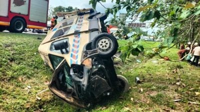 救护车翻覆酿1死3伤 警：车轮突爆胎失控肇祸