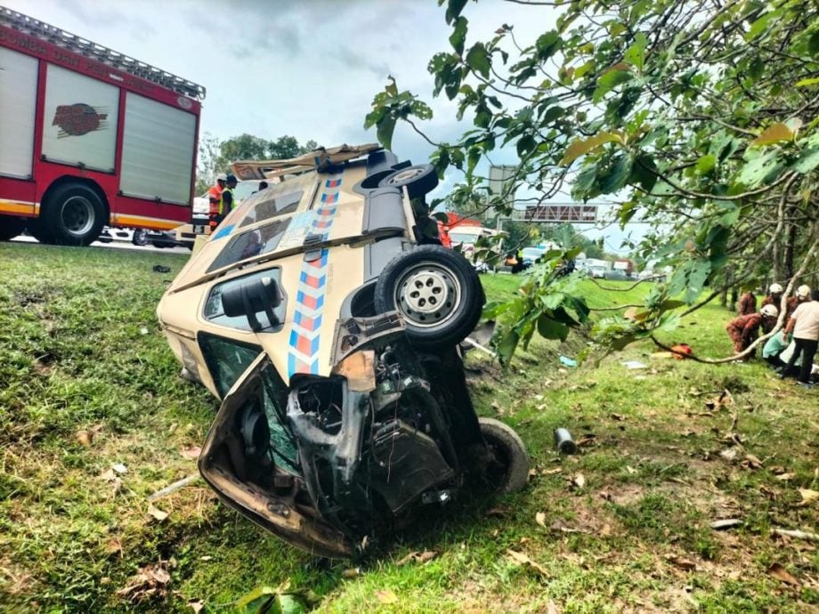 **已签发**柔:救护车翻覆酿1死3伤 警:车轮突爆胎失控肇祸