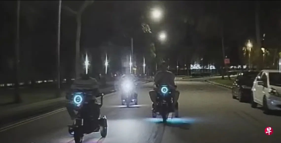 *已签发*柔:狮城二三事:3辆改装“三轮车” 狮城路上飞驰超车