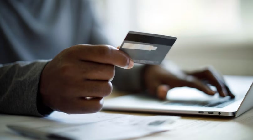 *已签发*柔:狮城二三事:“预售”限量版宝可梦卡诈财 狮城青年涉逾百起骗案将被控