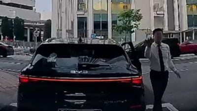 指遭汽车司机掌掴 电召车司机：疑不满被鸣笛