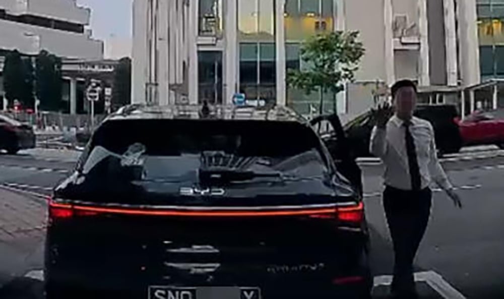 *已签发*柔:狮城二三事:指遭汽车司机掌掴 电召车司机:疑不满被鸣笛