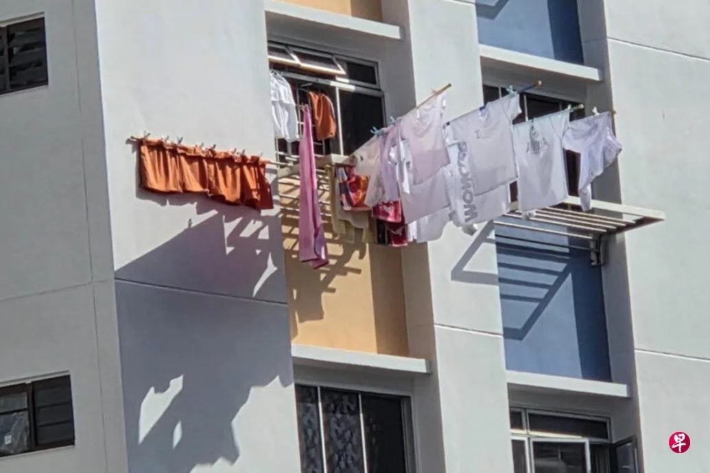 *已签发*柔：狮城二三事：晾衣架插竹竿被指危险  狮城阿嫂称绑紧