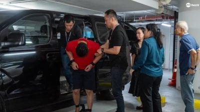 狮城牛车水酒店杀妻案 被告被押回现场重组案情