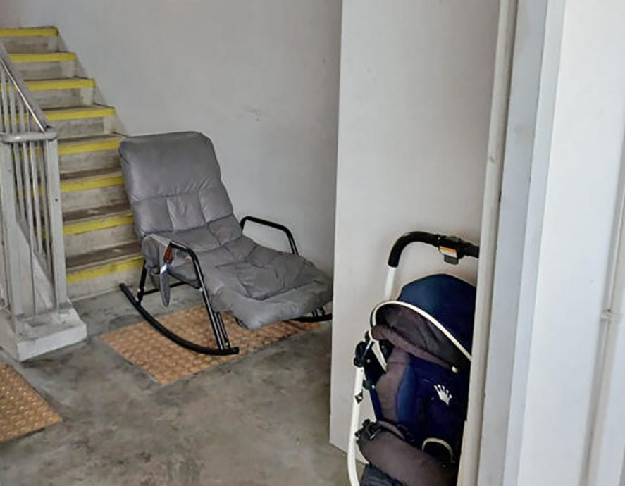 *已签发*柔：狮城二三事：狮城阿叔：邻居楼梯间抽烟还打人  邻居否认动手