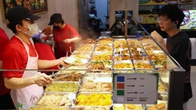 狮城食肆员工  明年起不再强制戴口罩