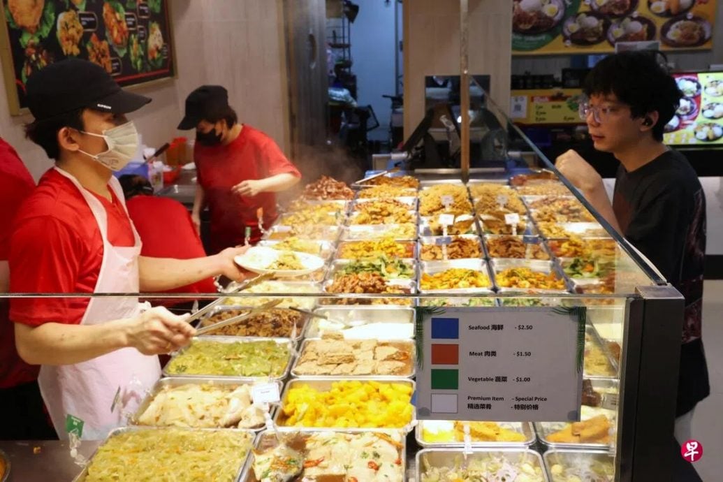 *已签发*柔：狮城二三事：狮城食肆员工  明年起不再强制戴口罩