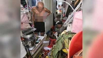 走廊住家堆满杂物  狮城独居叔：为赚零用钱
