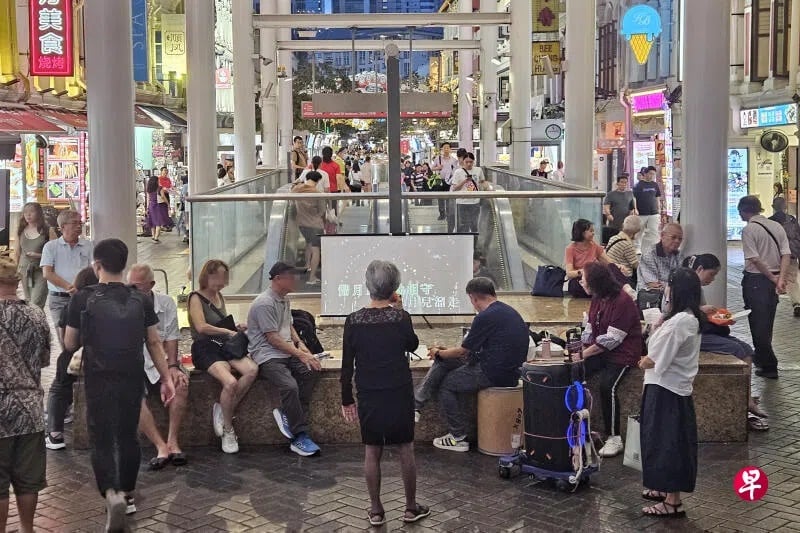 *已签发*柔:狮城二三事:阿叔阿嫂自带器材天天开唱 商家:影响生意