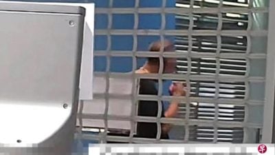 黑衣男疑持刀  游荡狮城游泳中心外