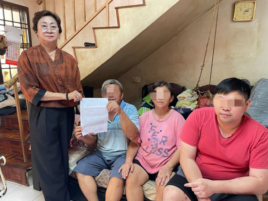 **已签发**柔:第二版头:失联儿子被指欠债全家证照被曝 父急汇款后觉有诈急报警