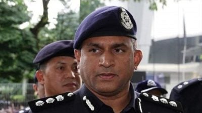 被鸣笛抛石砸车镜    涉案骑士被警扣查4天