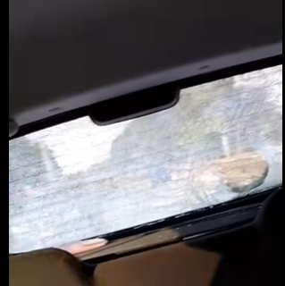 **已签发**柔：骑著狮城车牌摩托车朝汽车抛石块    涉案本地男被警扣查4日