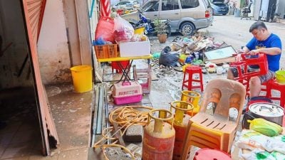 家具泡水 堆满泥泞 灾民民间机构 灾后忙清理