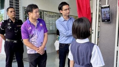 启用SCOLA智能安全系统 新江小学学生刷脸签到