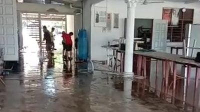 理事与佛友齐心清理   日得拉佛教会恢复整洁