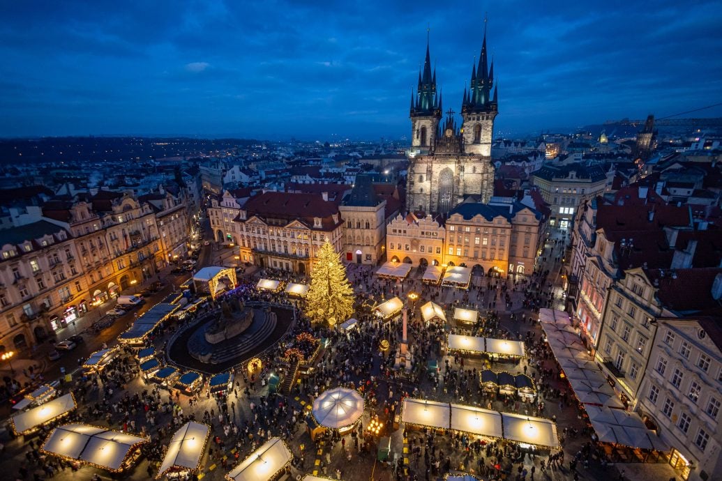 布拉格圣诞市集盛大开张 警方加强巡逻维护安全