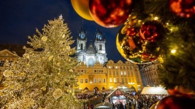 布拉格圣诞市集盛大开张 警方加强巡逻维护安全