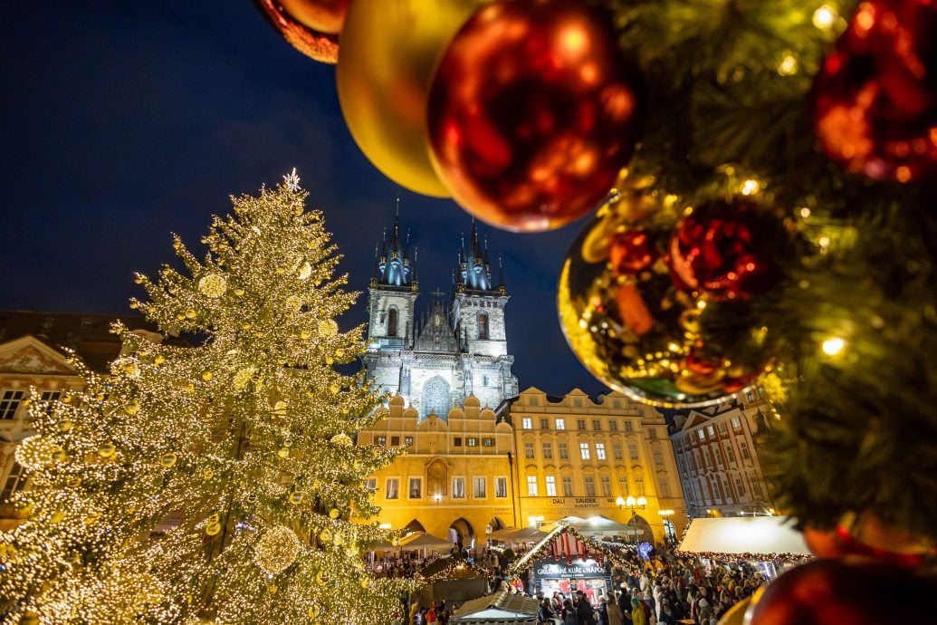 布拉格圣诞市集盛大开张 警方加强巡逻维护安全