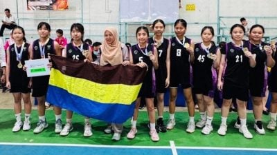 【校园报道】玻篮球学联女子组决赛 拿督锡哈末中学首夺冠