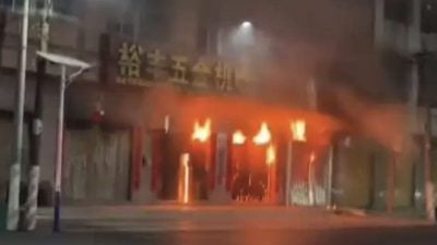 广东汕头五金店大火酿12死   幸存女儿悲喊一家三代“全部都没有了“