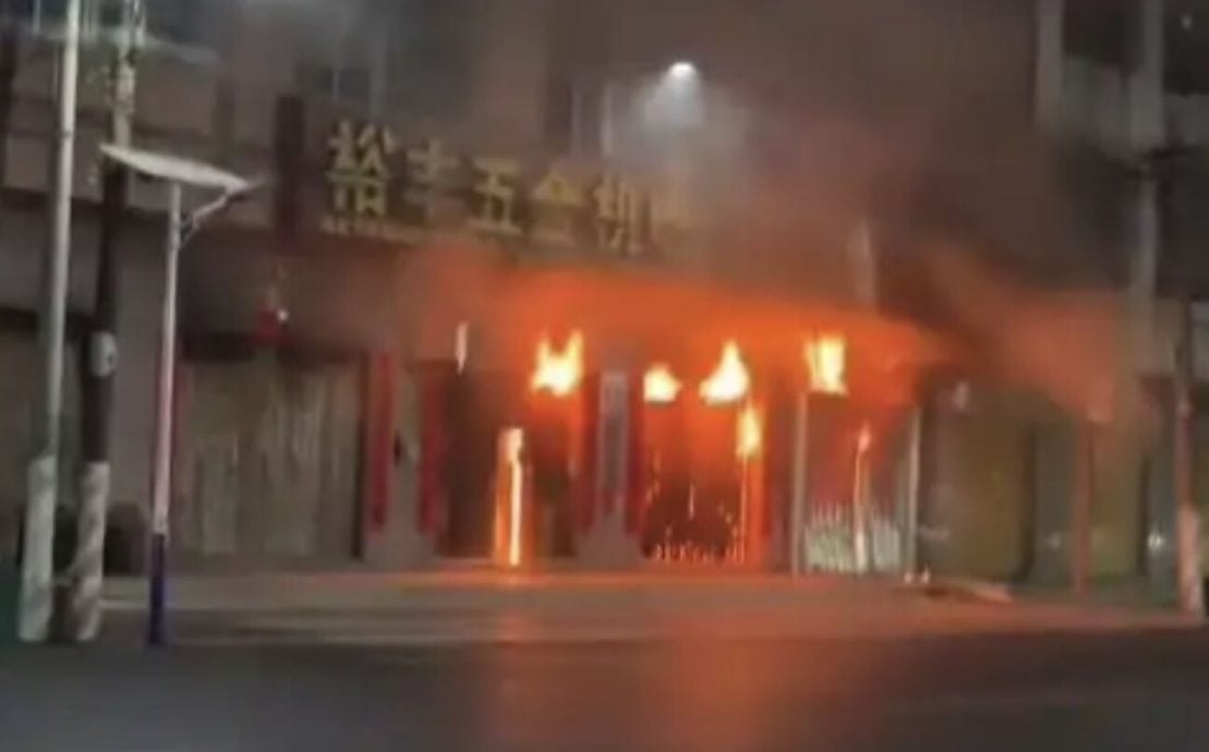 广东汕头五金店大火酿12死   幸存女儿悲喊一家三代“全部都没有了”