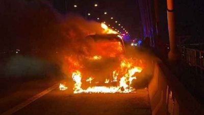 刚买开回家半路出事 二手车自燃夫妻逃生