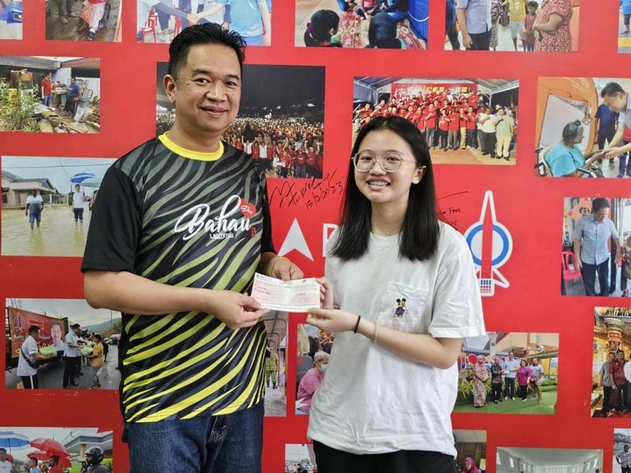 张聒翔移交4.2万援助金 助学生、新婚夫妻及非政府组织