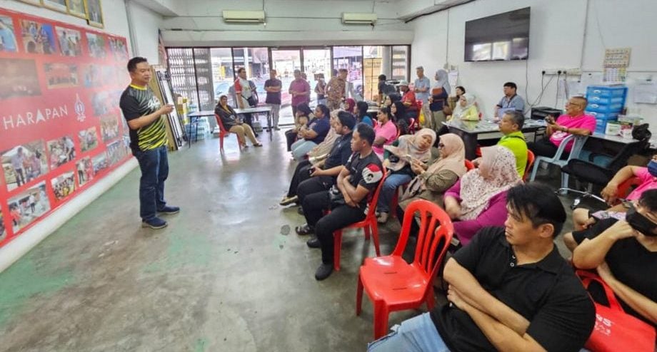 张聒翔移交4.2万援助金 助学生、新婚夫妻及非政府组织