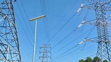 千百家村太阳能路灯引争议   安装地点不当 迁移原位