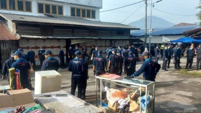 怡市厅出动大批执法员 拆九洞3非法搭建建筑物