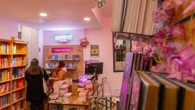 恋爱脑拯救法国出版业 巴黎最大浪漫书店开幕