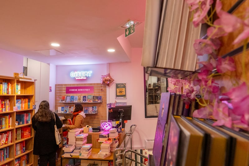 恋爱脑拯救法国出版业 巴黎最大浪漫书店开幕