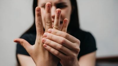 手指一早卡住伸不直？小心扳机指 恶化要开刀